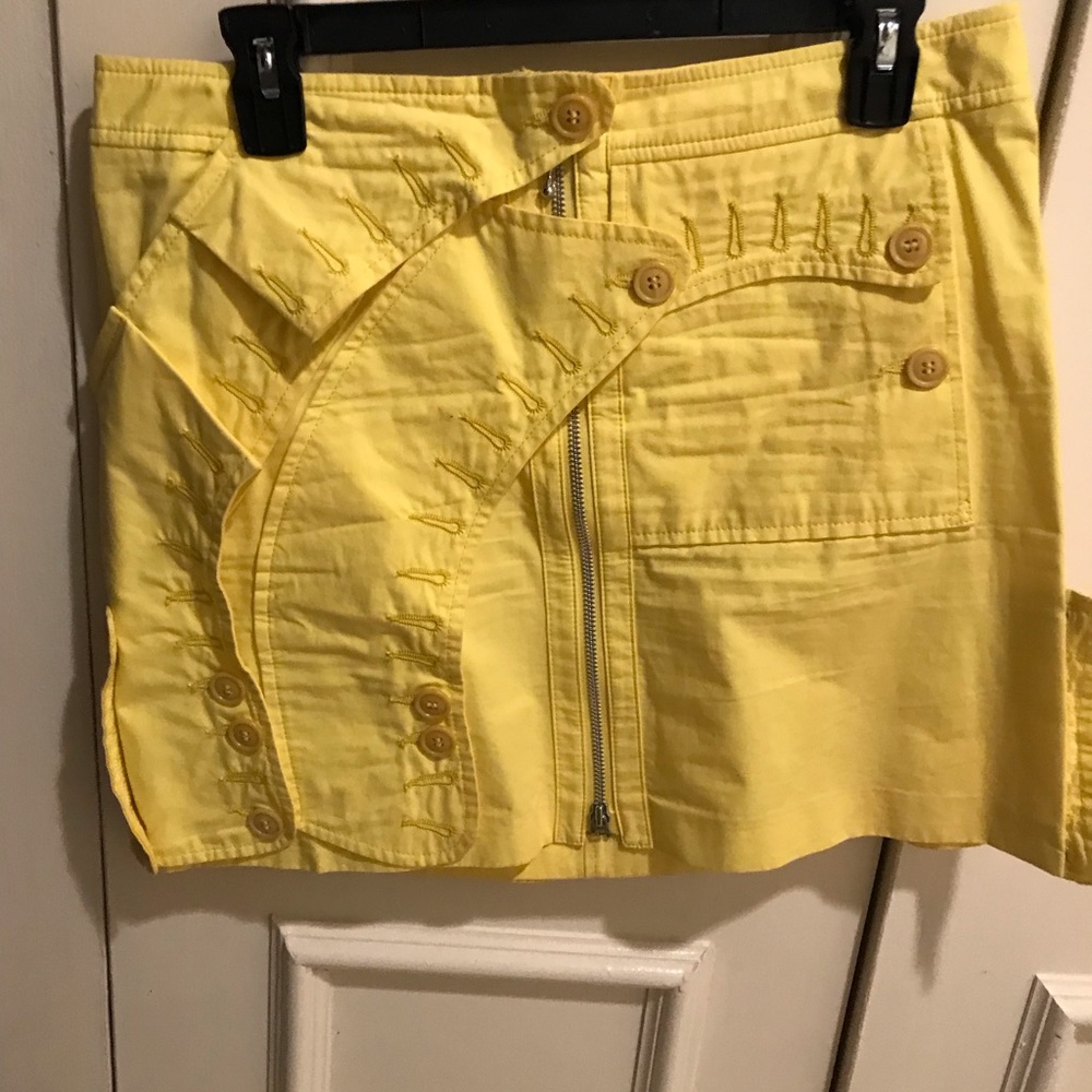 Yellow short skirt